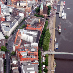 Bremen von oben - Die Schlachte (links), Fußgängerbrücke zur Teerinsel