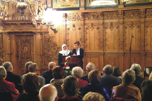 Halim Cengiz und Jutta Konowalczyk-Schlüter bei ihrer  Preisverleihung im Bremer Rathaus am 2. März 2012  |  Foto: Take Janssen