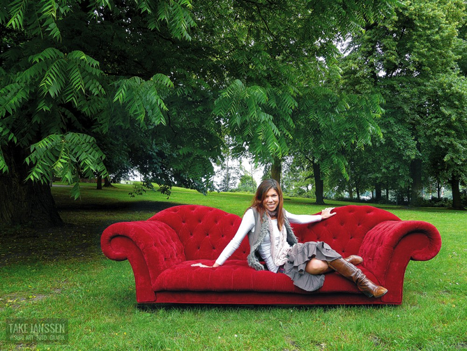 Judith Hildebrandt "T-seven" auf dem TOPIC-Sofa in den Wallanlagen Bremen | Foto: Take Janssen